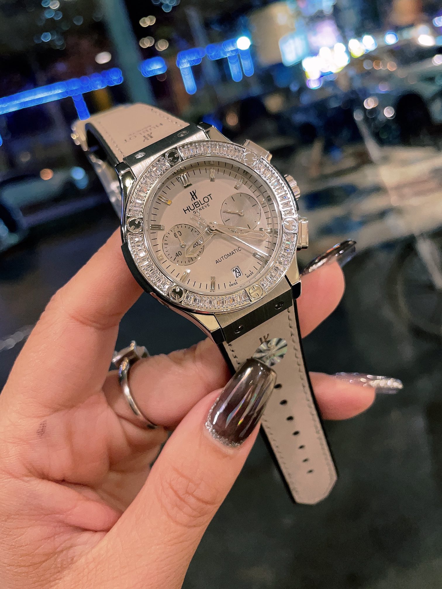 ?? 260
HUBLOT Hublot 38mm Chronograph for women is going to break the rules! The moment when Hublot dares to express love! Hublot has prepared a declaration of love gift for you! Give your loved one a lot of love and surprises! Here we present the Big Ban