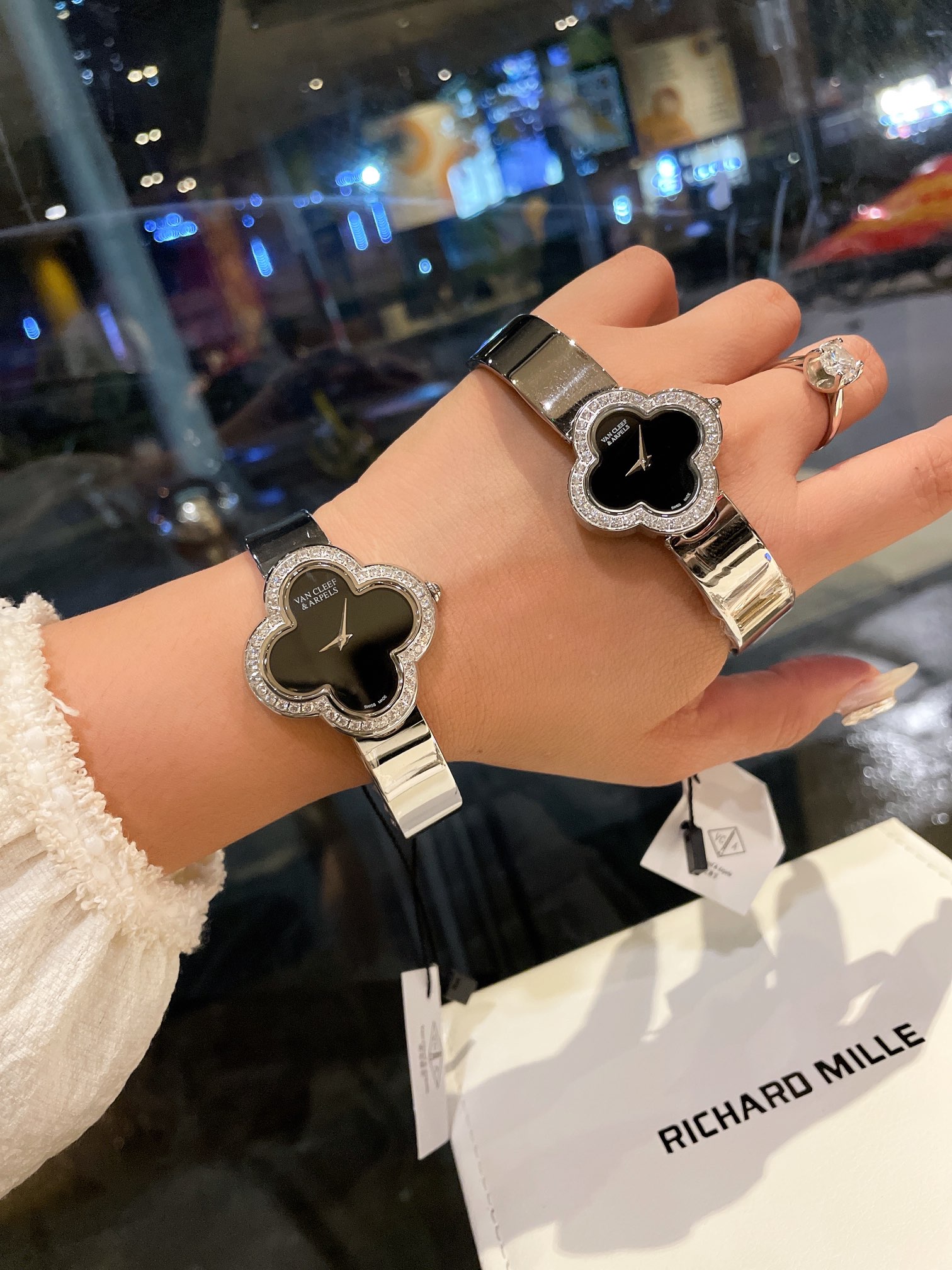 ?? White 280 gold 300
Van Cleef & Arpels Clover, whose flower language is happiness. The first leaf represents hope; The second leaf represents faith; The third leaf represents love; The fourth leaf represents luck. The four-leaf clover has always been a 