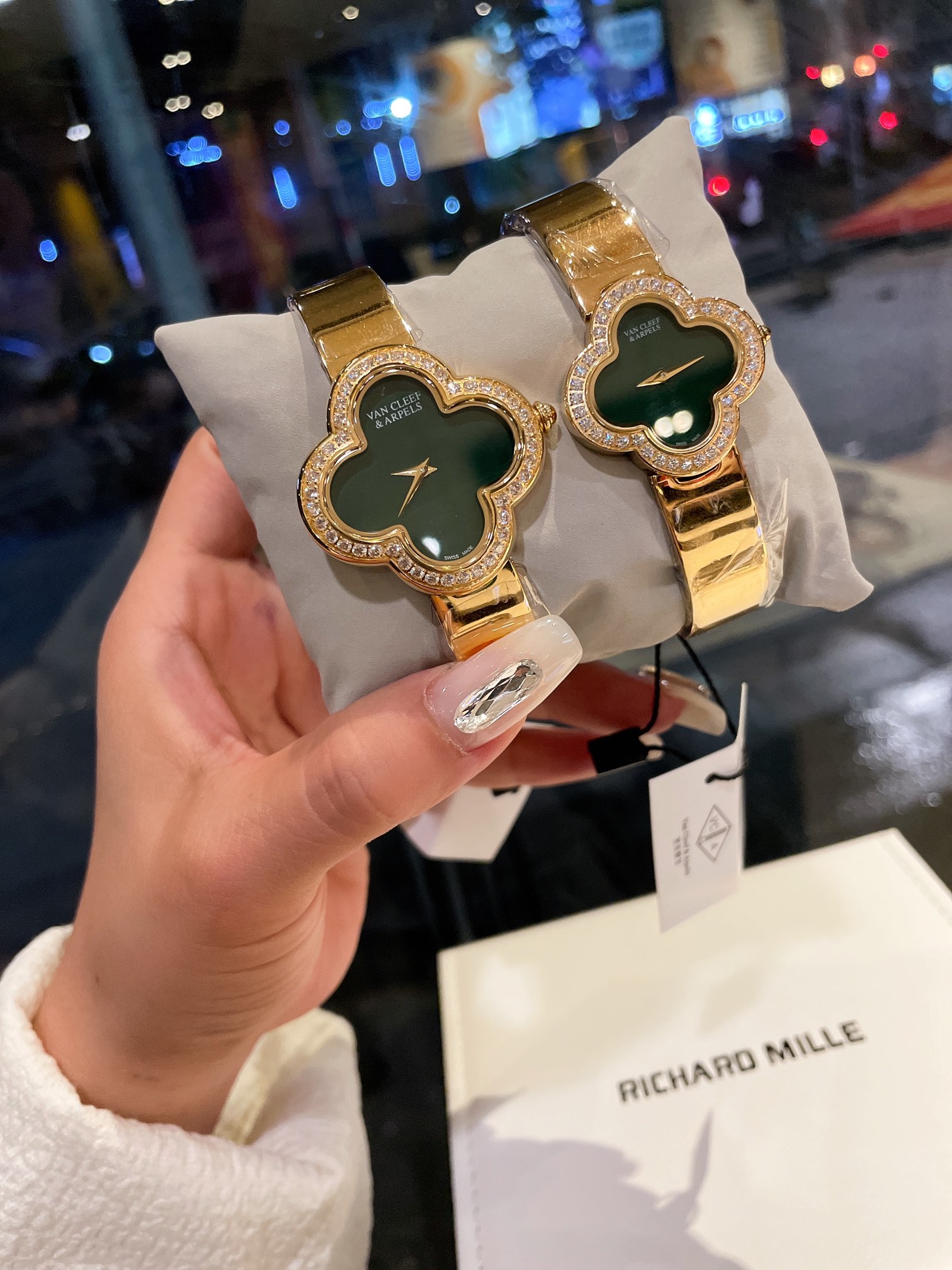 ?? White 280 gold 300
Van Cleef & Arpels Clover, whose flower language is happiness. The first leaf represents hope; The second leaf represents faith; The third leaf represents love; The fourth leaf represents luck. The four-leaf clover has always been a 
