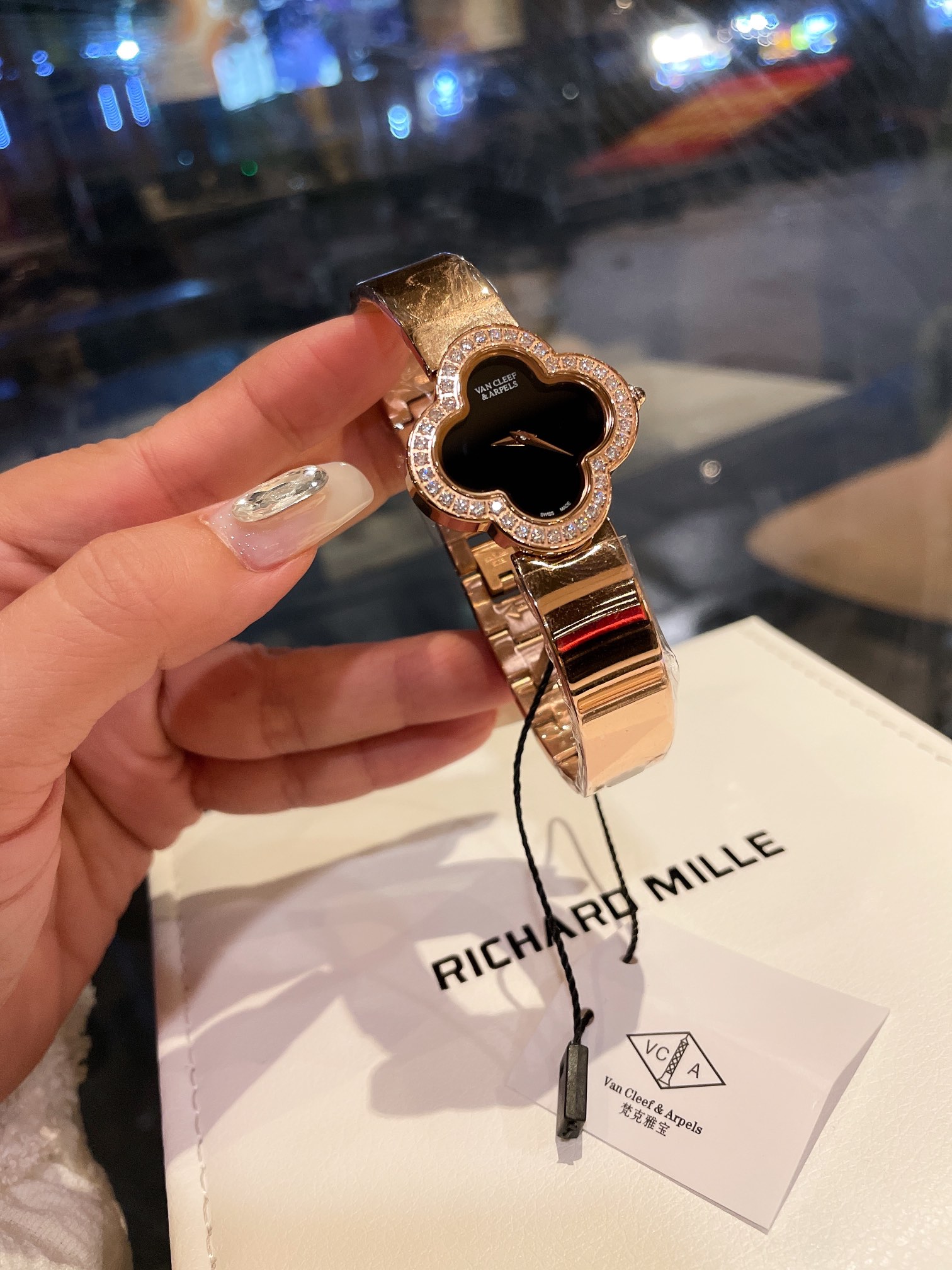 ?? White 280 gold 300
Van Cleef & Arpels Clover, whose flower language is happiness. The first leaf represents hope; The second leaf represents faith; The third leaf represents love; The fourth leaf represents luck. The four-leaf clover has always been a 