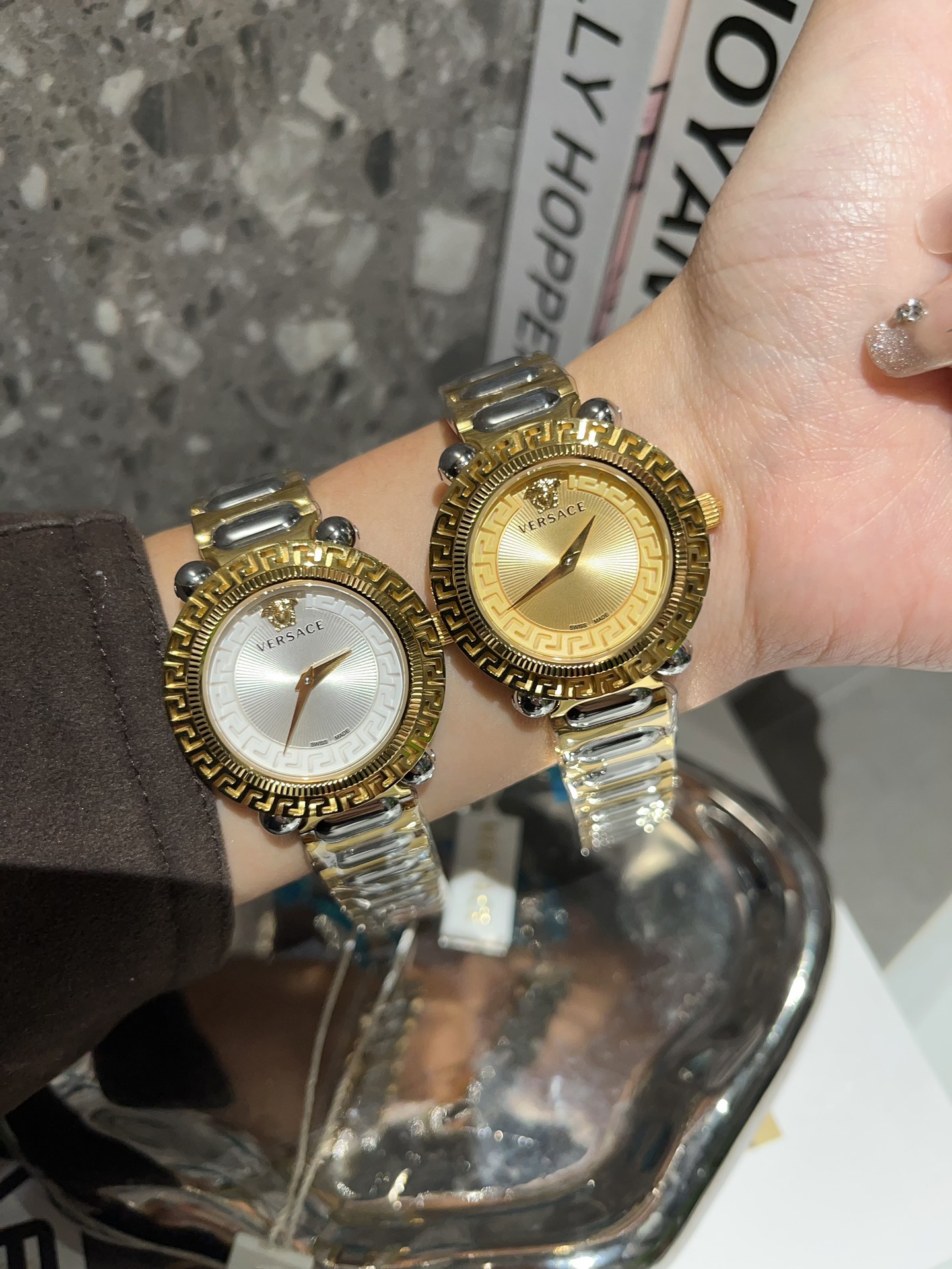 ?? White 290 Gold 310
New VERSACE GRECA TWIST collection, 35mm in diameter, embossed art, layered space, Greek meandering throughout the top ring and the inner ring of the bezel, embossed design highlights the openwork visual, as if stepping into the wind