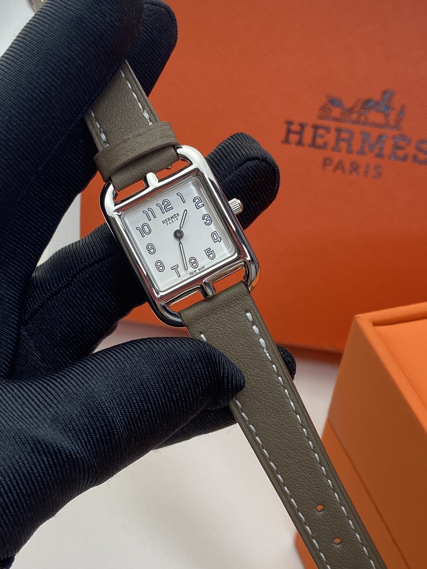 ?? White 300 H Home watch with classic Hermes leather strap
Last year's pin crown unchanged quality assurance (Swiss movement)
And NEW colors ADDED OH THIS WATCH really goes well ??
