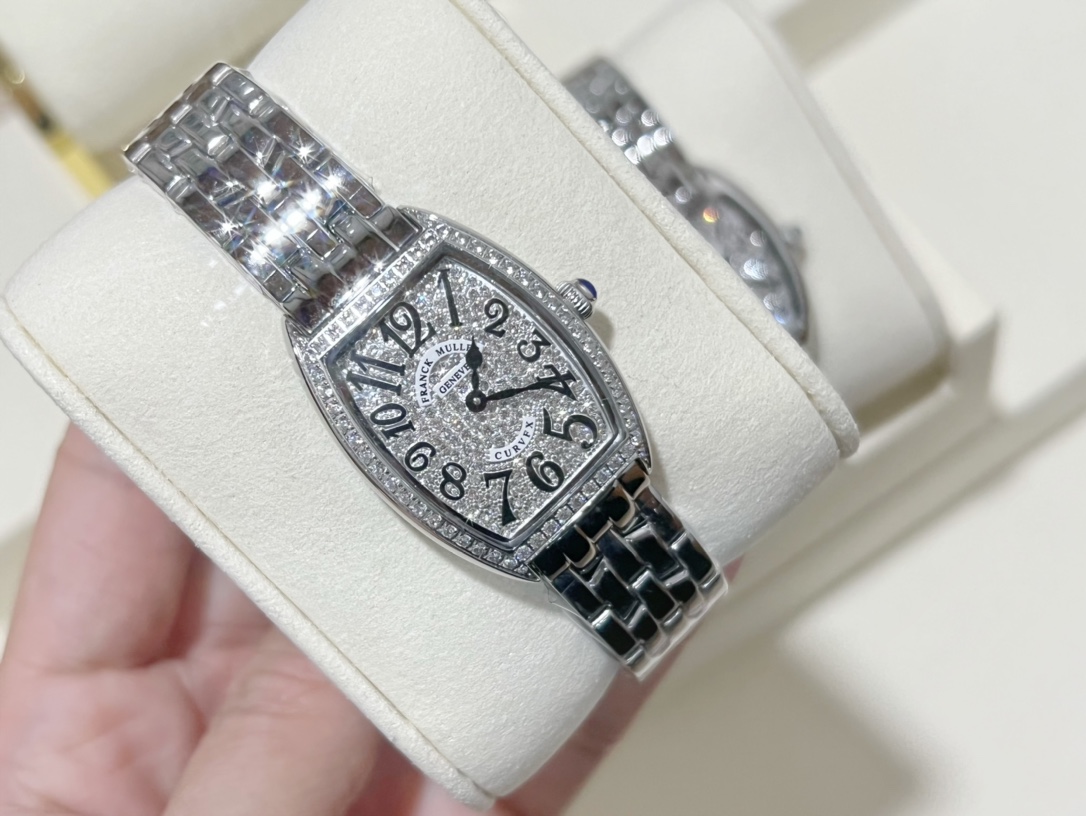 White 300 gold 320 diamonds ?20
Franck Muller 1752QZ collection watch
Classic barrel-shaped design, 316 stainless steel case set with diamonds after CNC polishing.
The case back fits seamlessly with the case. The case back is finely brushed, the font engr
