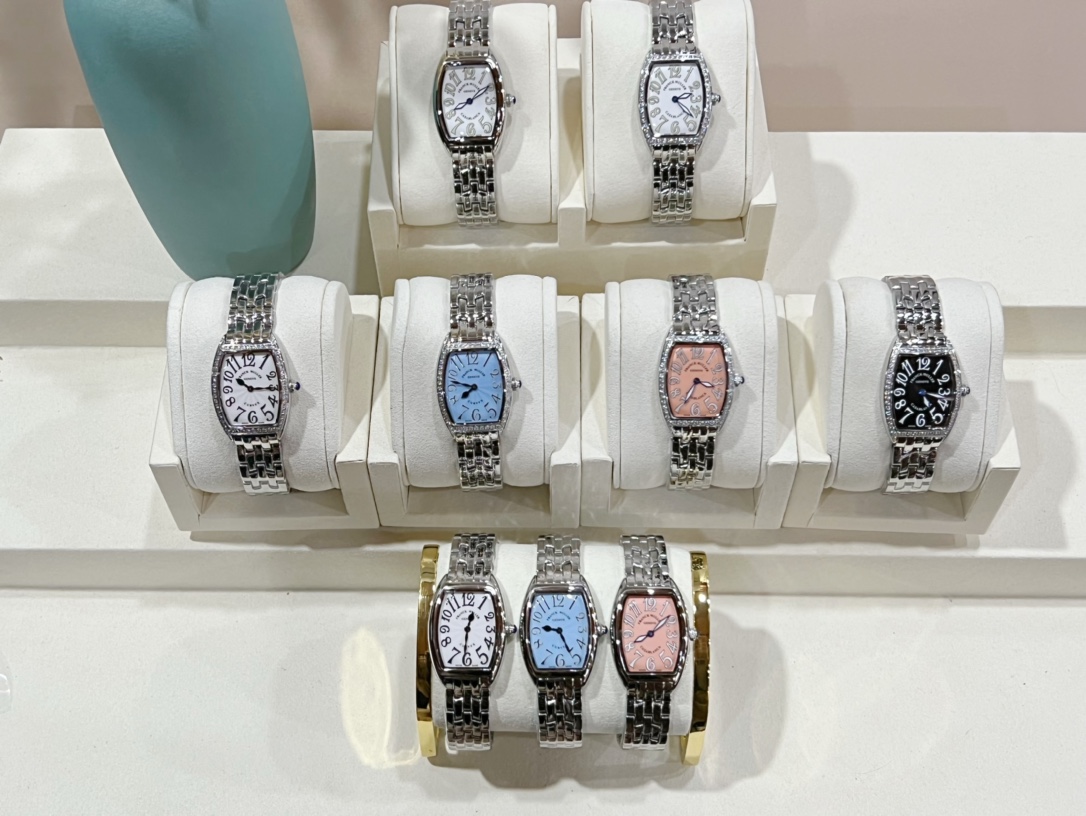 White 300 gold 320 diamonds ?20
Franck Muller 1752QZ collection watch
Classic barrel-shaped design, 316 stainless steel case set with diamonds after CNC polishing.
The case back fits seamlessly with the case. The case back is finely brushed, the font engr