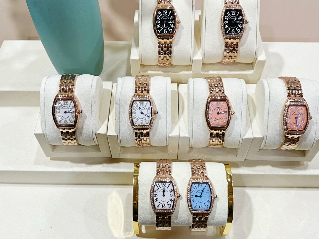 White 300 gold 320 diamonds ?20
Franck Muller 1752QZ collection watch
Classic barrel-shaped design, 316 stainless steel case set with diamonds after CNC polishing.
The case back fits seamlessly with the case. The case back is finely brushed, the font engr