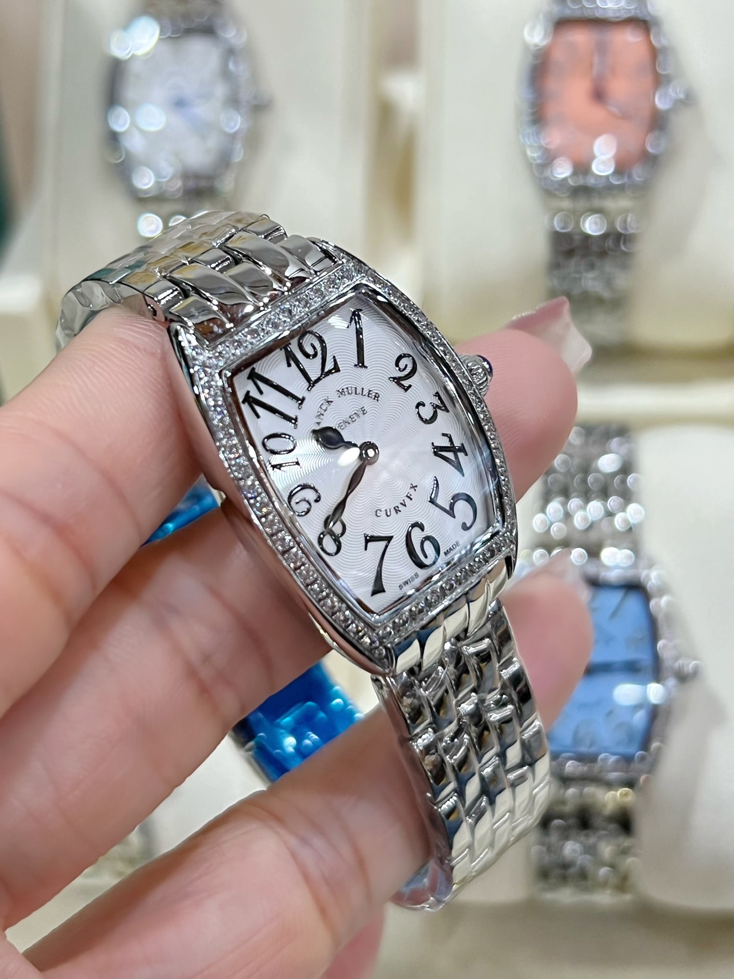 White 300 gold 320 diamonds ?20
Franck Muller 1752QZ collection watch
Classic barrel-shaped design, 316 stainless steel case set with diamonds after CNC polishing.
The case back fits seamlessly with the case. The case back is finely brushed, the font engr