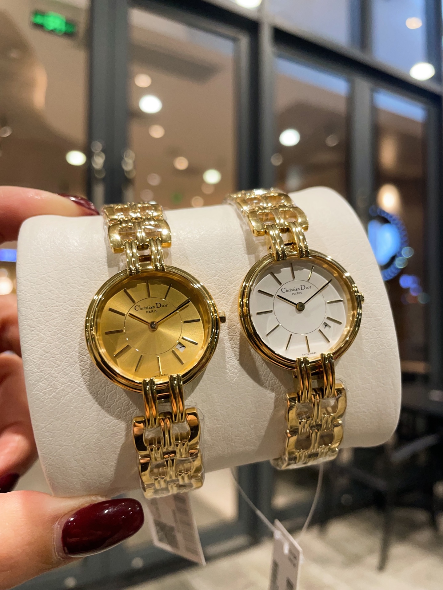 ?? White 300 gold 320
Dior Pumpkin ?? relief collection
Wearing a light shirt, the exposed skin always needs a little casual embellishment. Dior watches have always been stylish, each with its own unique style. The position of the simple date is unconvent