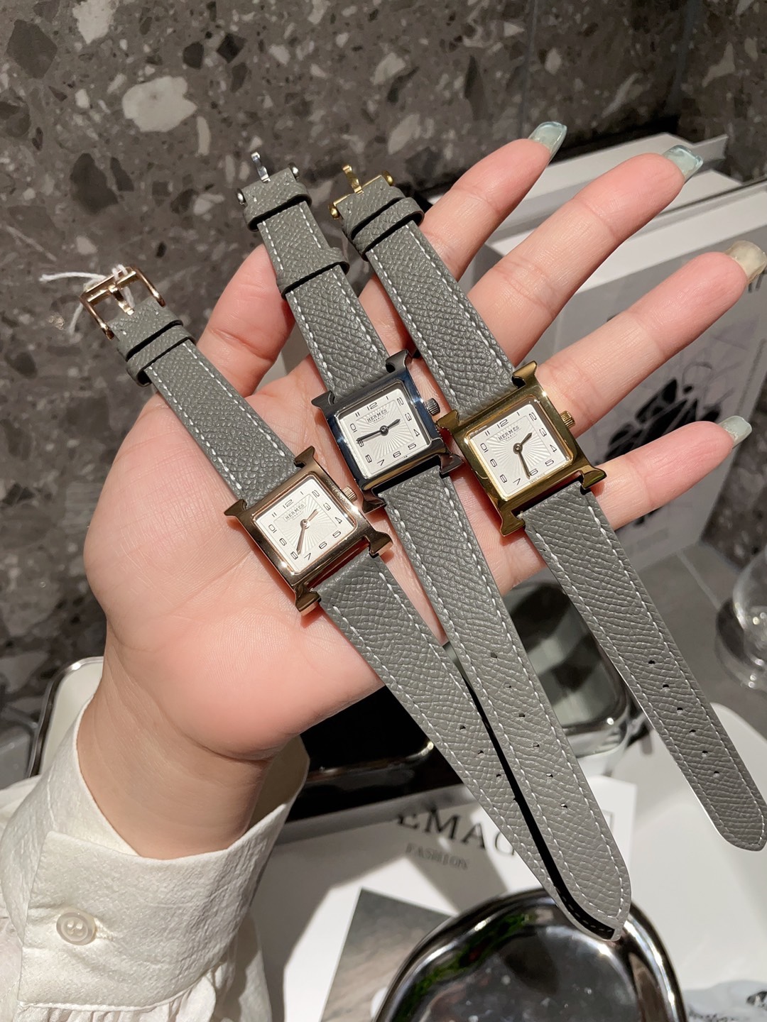 ?? White 300 and gold 330
H family watch with classic Hermes leather strap
Last year's pin crown unchanged quality assurance (Swiss movement)
And NEW colors ADDED OH THIS WATCH really goes well ??