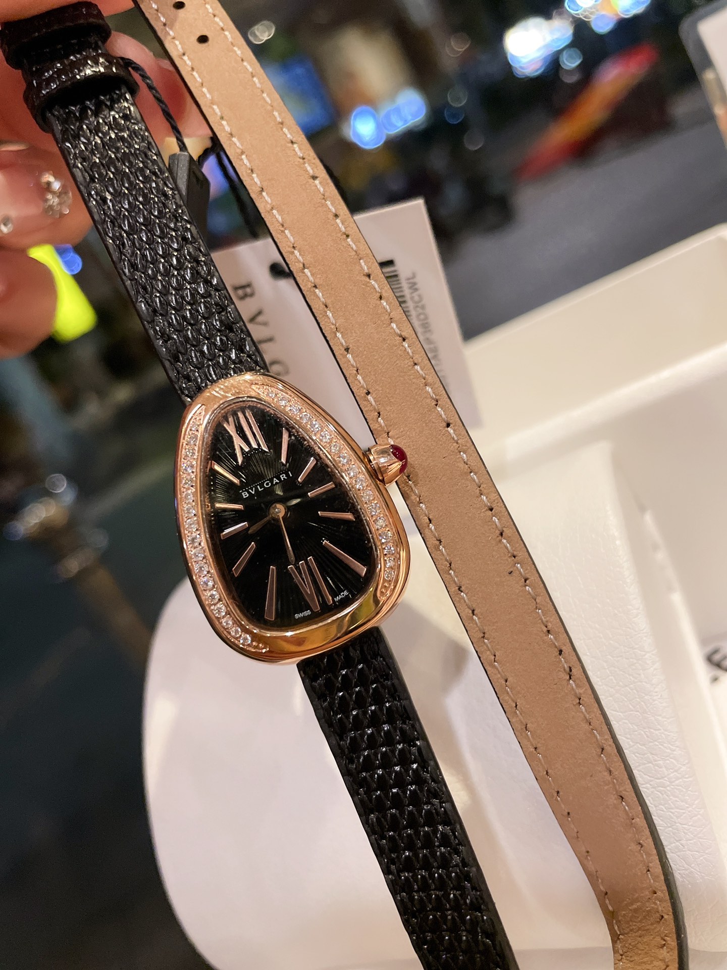 ?? White 300 gold 320 diamonds ?20 Check for high quality three-piece set ??
[New launch [Sun] The new Bulgari Serpenti watch Exclusive real photos] The latest launch ??, the best choice for wealthy women ???? The only original single quality Swiss quartz