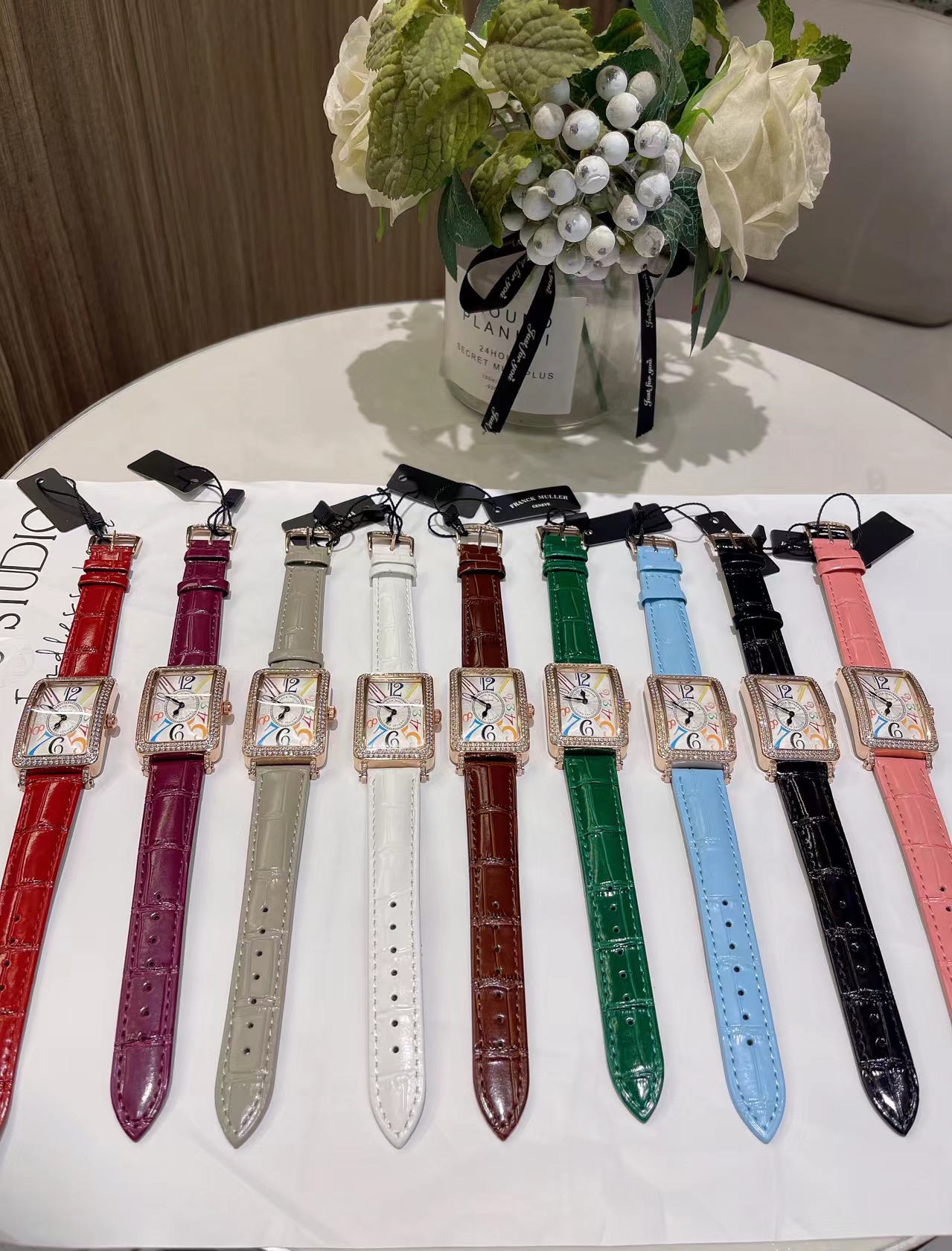 ?? 260
This Franck Muller Long Island collection watch, when I put it on my hand, I found that the whole watch fits the wrist very well, the case back is designed with a curved shape, perfectly fitting the female wrist, I love blingbling things, it can ma