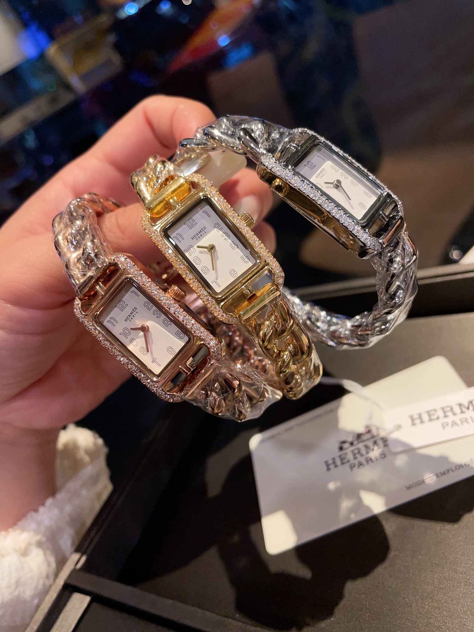 ?? White 300 gold 320
Hermes NANTUCKET collection with quartz movement, mirror 17x23mm strap, "free-fall anchor chain", double-row diamond-encrusted case, numerals with simple snap fasteners for easy wearing, the watch looks simple and elegant, autumn hit