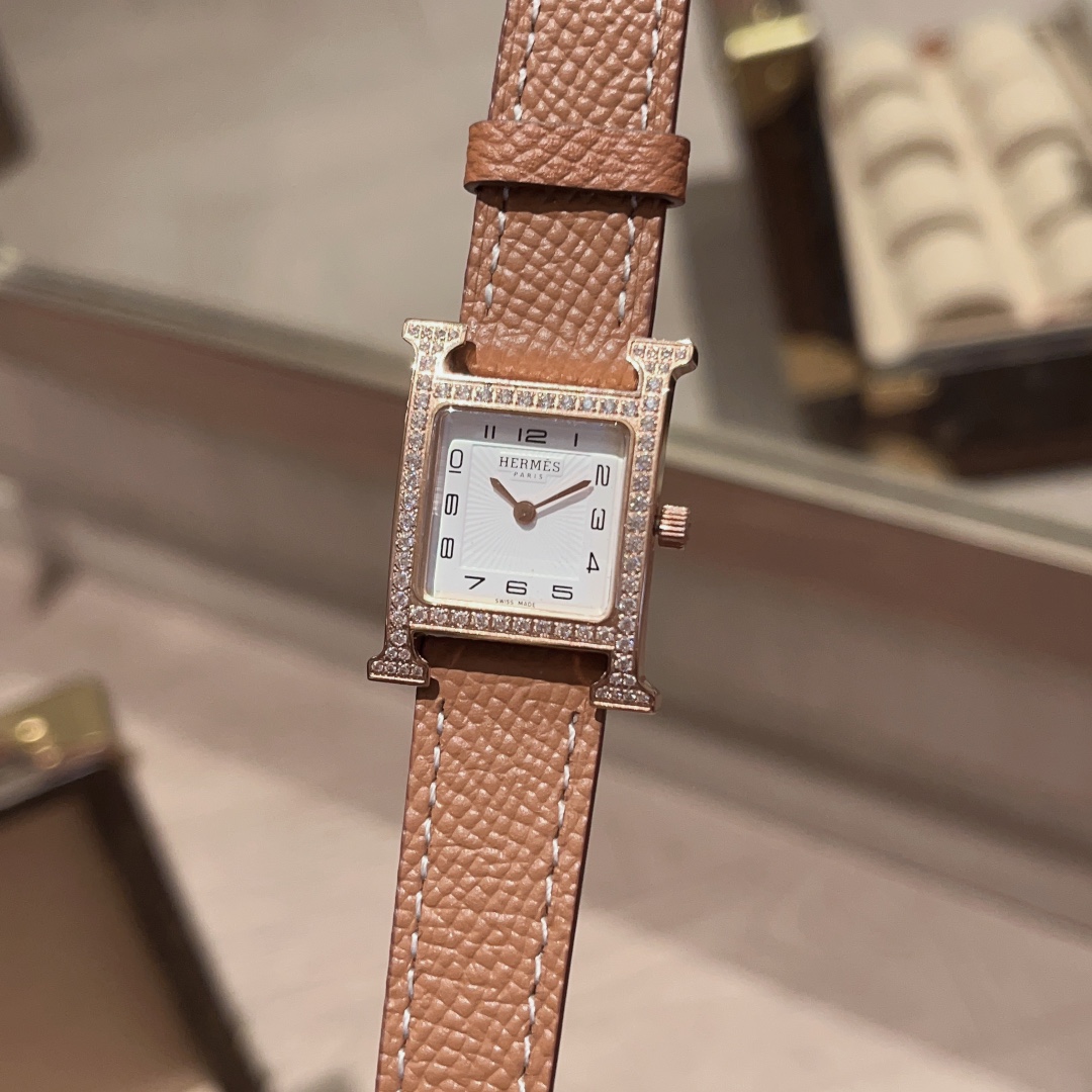 ?? White 300, gold 330, diamonds ?50
Heure H watch
Medium 26X26 small 21x21mm, set with 112 diamonds, anti-glare sapphire crystal, white natural mother-of-pearl dial, Swiss quartz movement, freely removable Italian cowhide or American alligator leather, s