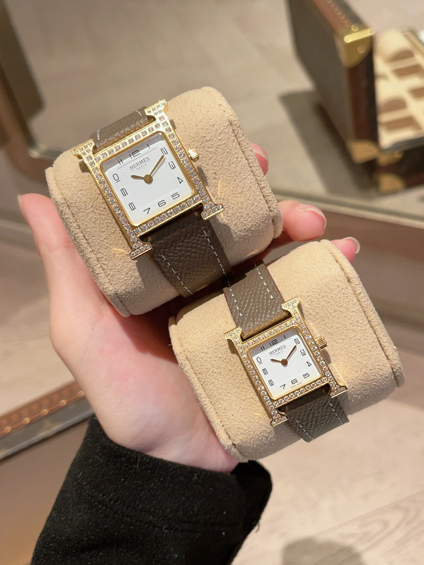 ?? White 300, gold 330, diamonds ?50
Heure H watch
Medium 26X26 small 21x21mm, set with 112 diamonds, anti-glare sapphire crystal, white natural mother-of-pearl dial, Swiss quartz movement, freely removable Italian cowhide or American alligator leather, s