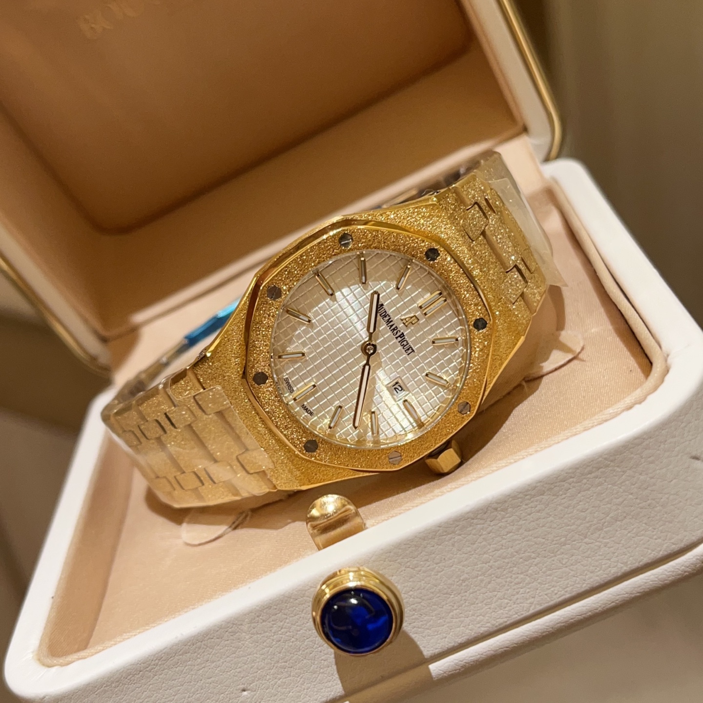 ?? White 320 and gold 240
AP- Sand gold case made of stainless steel with mineral anti-scratch glass with high strength scratch-resistant bezel with aperture and diamond bezel ~ Choose as you like - hand-set and machine-set with 40 high-brightness Moissan