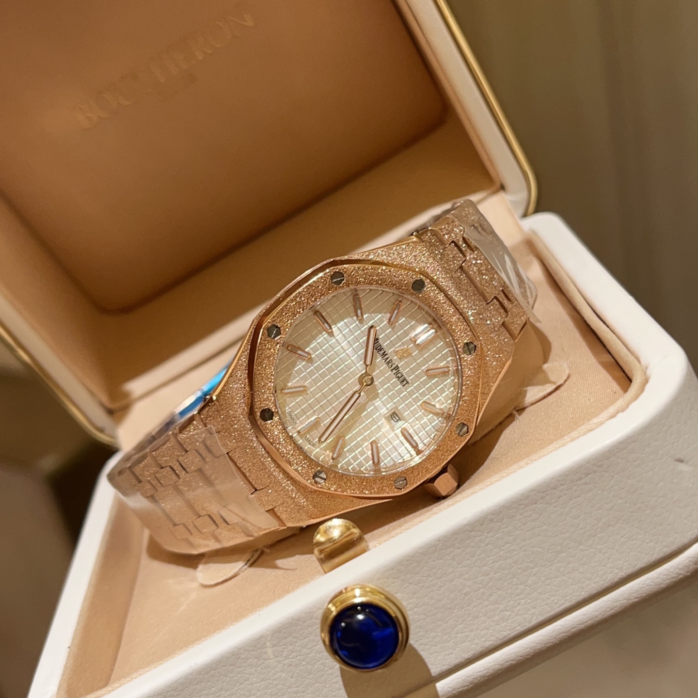 ?? White 320 and gold 240
AP- Sand gold case made of stainless steel with mineral anti-scratch glass with high strength scratch-resistant bezel with aperture and diamond bezel ~ Choose as you like - hand-set and machine-set with 40 high-brightness Moissan