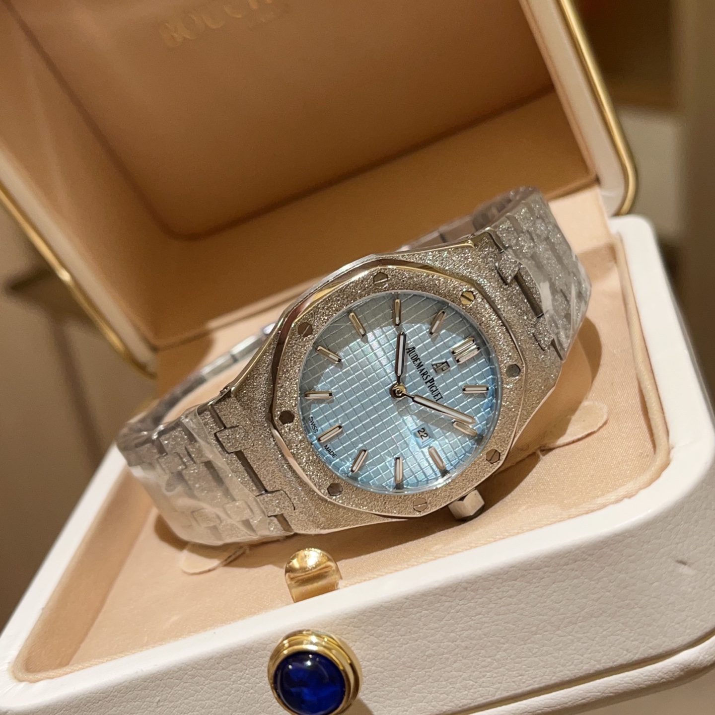 ?? White 320 and gold 240
AP- Sand gold case made of stainless steel with mineral anti-scratch glass with high strength scratch-resistant bezel with aperture and diamond bezel ~ Choose as you like - hand-set and machine-set with 40 high-brightness Moissan