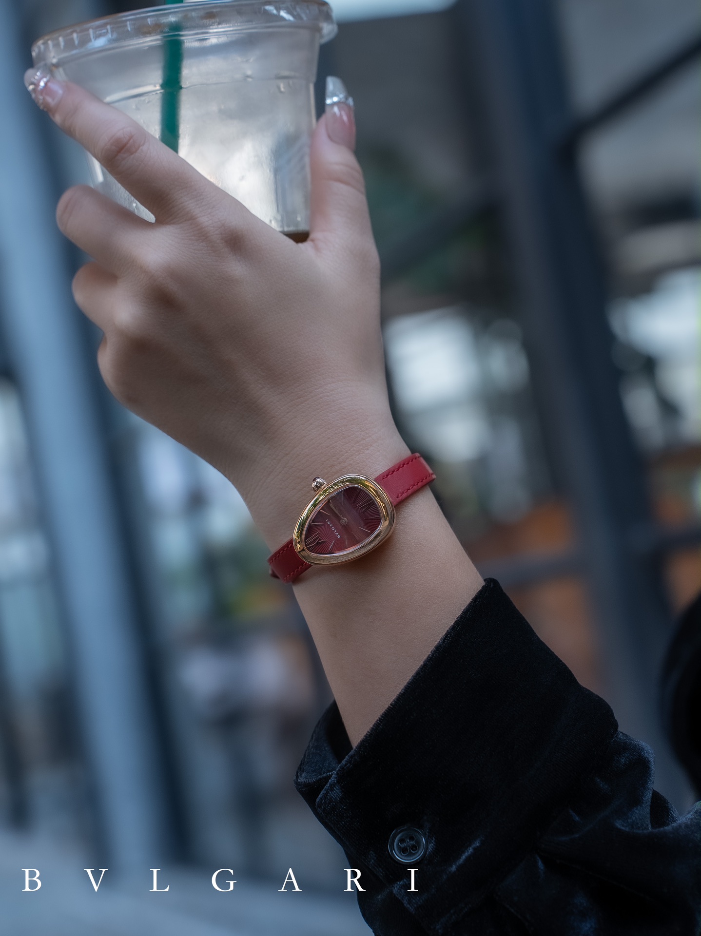 ?? White 320. 340 diamonds ?20 (Order discount 20)
The Bvlgari SERPENTI SEDUTTORI Luminescent Snake Shadow stainless steel watch shines with a dazzling and enchanting light, making time all the more precious. The new design reinterprets BVLGARI's signatur