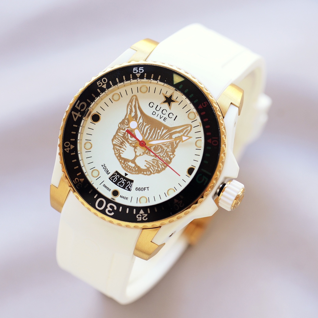 ?? White 330 gold 350 Gucci 's new neutral diving watch, 40mm in diameter, with the brand' s signature snake pattern and luminous display on the dial. Made of stainless steel, finished with a satin finish and paired with a rubber strap that matches the co