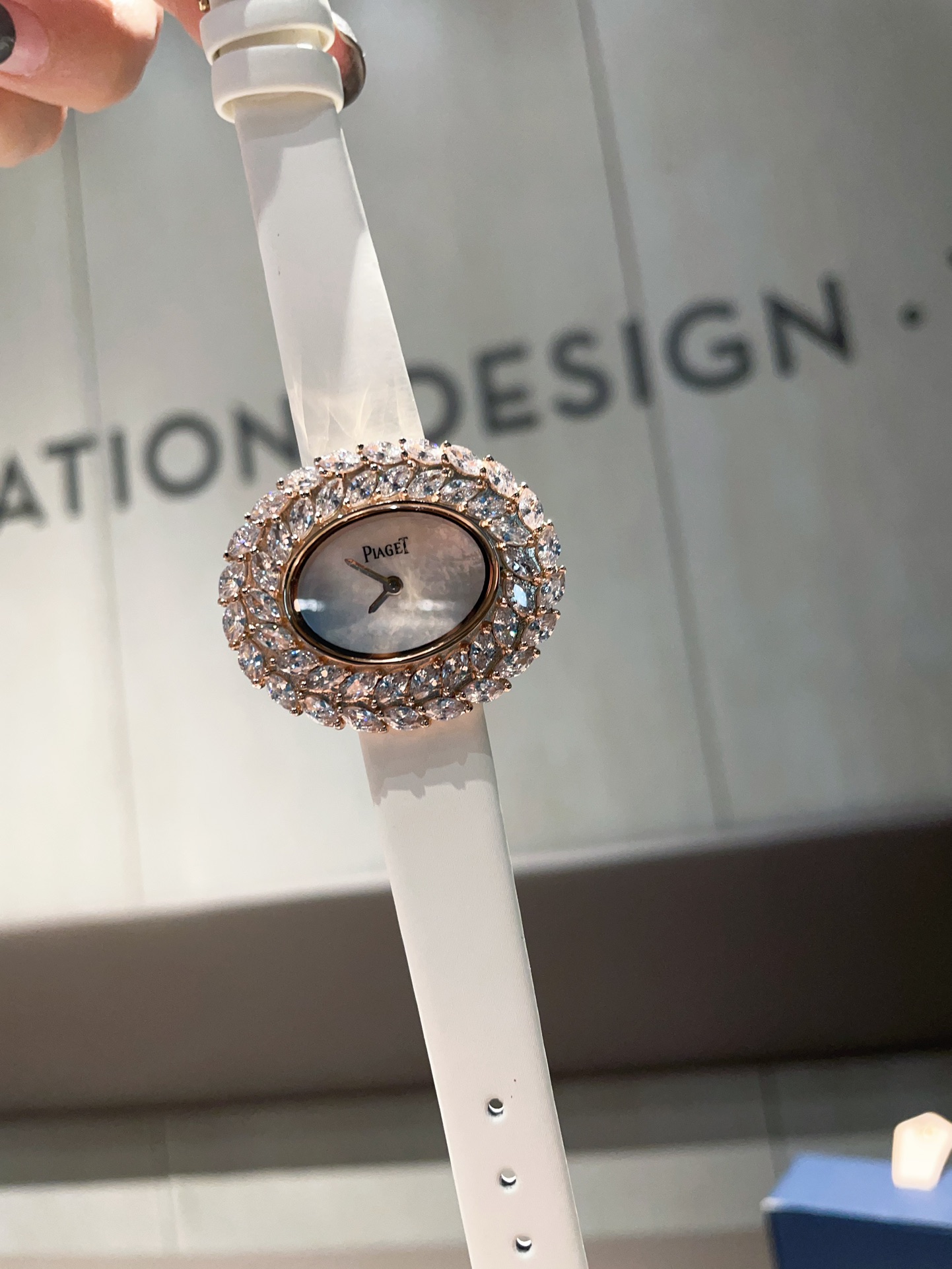 ?? White 340 stone and rose gold 360
PIAGET - New high jewelry collection, 18K white gold. Rose gold, set with two circles of marquise-cut diamonds and a circle of 22 (about 3.84 carats) - a total of 44 pieces, a major challenge in high jewelry making; Th