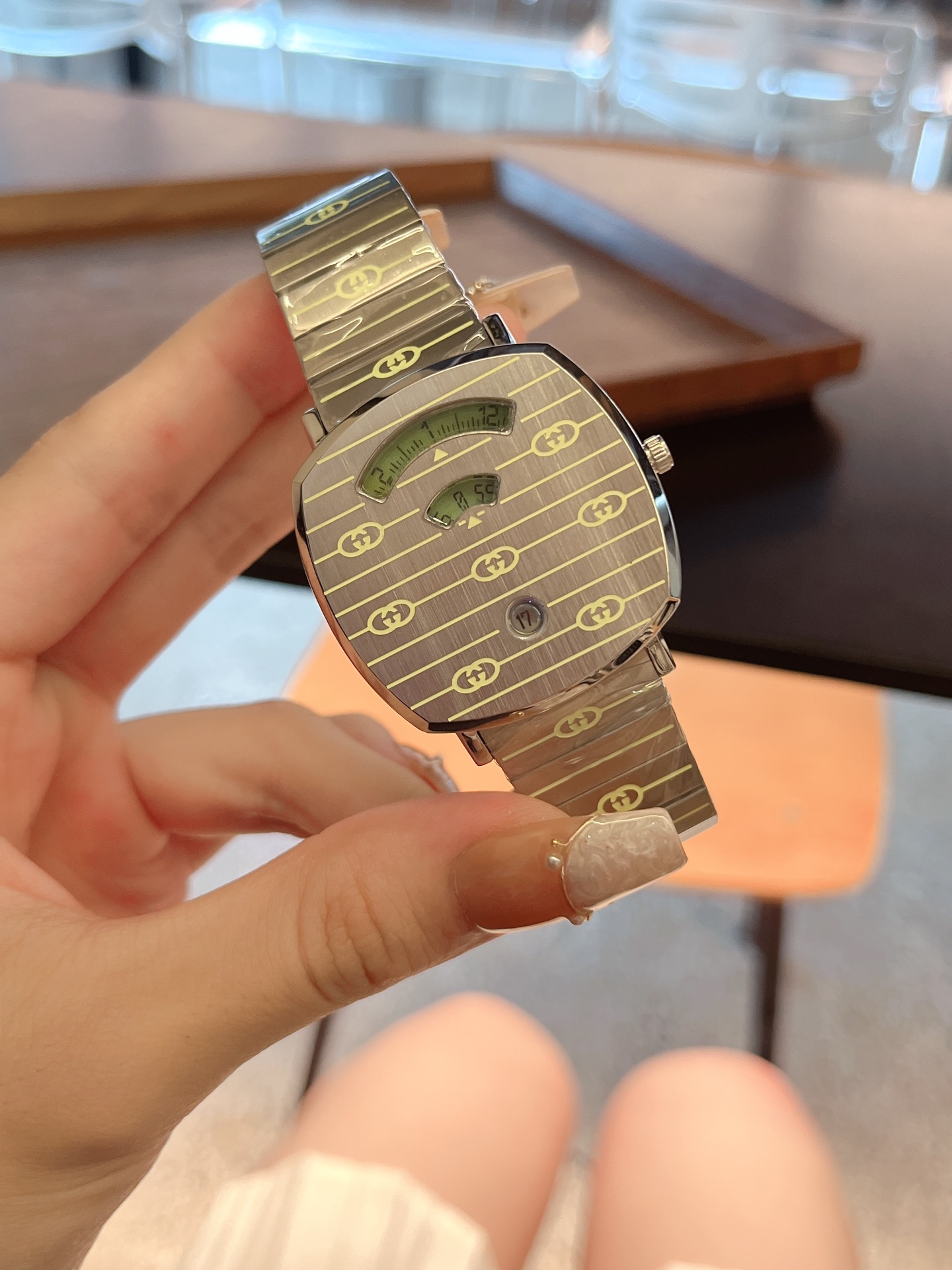 ?? White 340 gold 360 Luminescent pink Gucci Holiday Party IGrip collection watch Grand Finale! Couple ?? Couple watches! He CAME, HE CAME, facing the flickering lights on the SPOT, Ta not at all stage-frightened. Lock the eyes of people as soon as they c