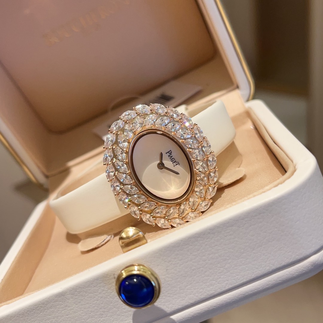 ?? White 340 gold 360
?? PIAGET - New high jewelry collection, 18K white gold. Rose gold, set with two circles of marquise-cut diamonds and a circle of 22 (about 3.84 carats) - a total of 44 pieces - a major challenge in high jewelry making; The dazzling 