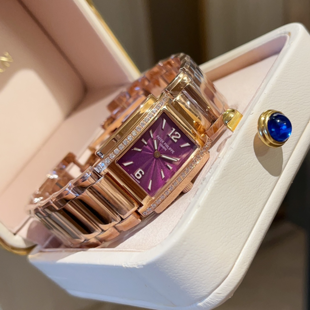 ?? White 360 gold 380
The Patek Philippe Twenty-4 system is designed for women, with a double-layered, slightly curved rectangular case that showcases the ingenious Art Deco style. Each side of the dial is set with 18 diamonds. The bracelet is composed of