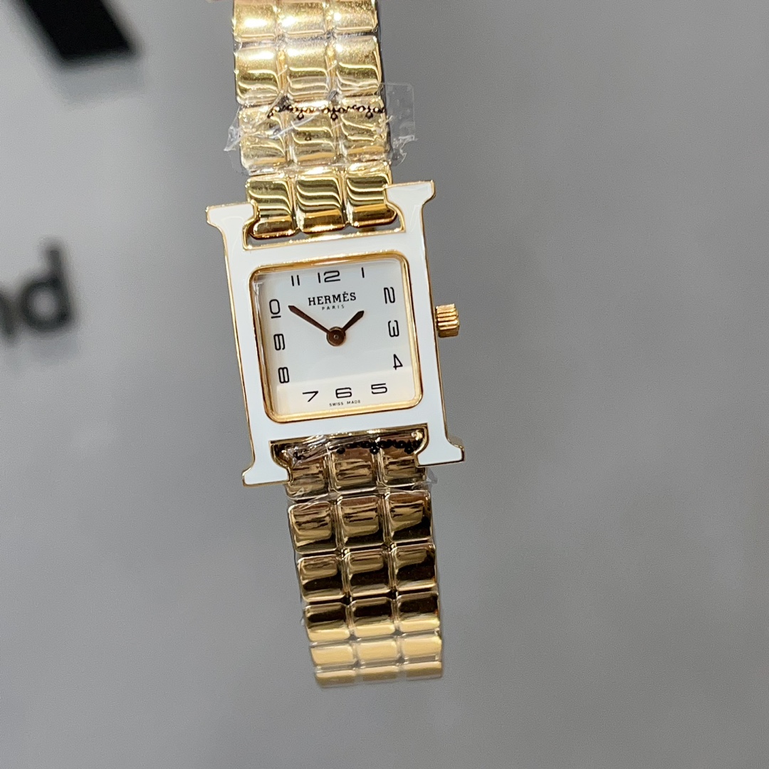 ?? White 430 gold 480
Xiaohongshu popular Hermes this heure H steel watch has been waiting for a whole year. When I saw it, I fell in love with it at first sight. I never thought everything was fate. This time it really arrived. Workmanship matching: with