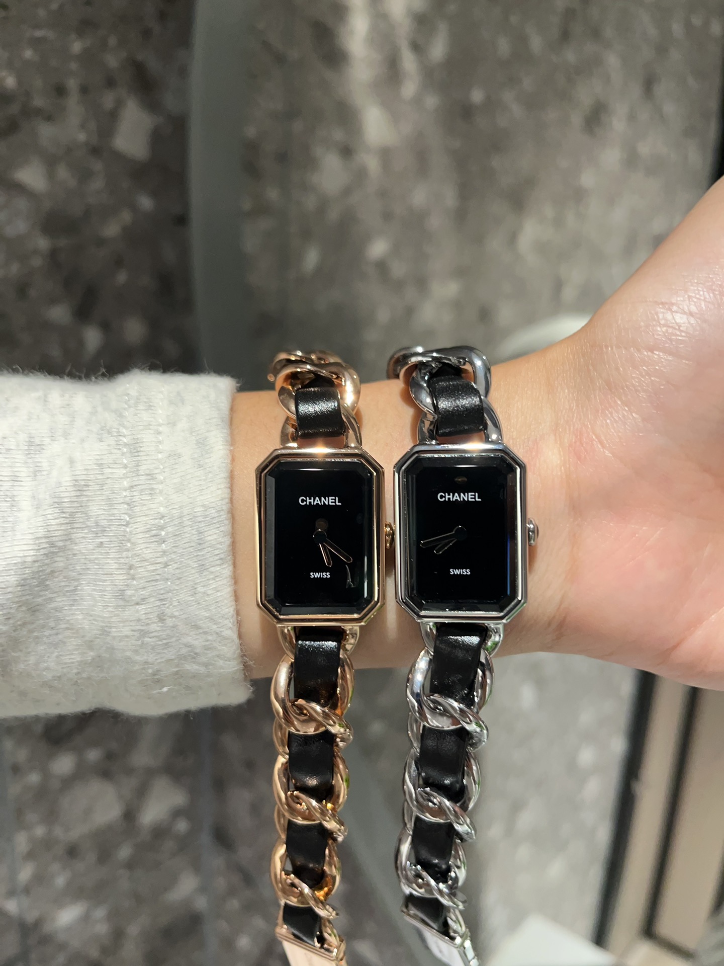 ?? 270
New Chanel Premiere, 28.1x 20mm, 7.65mm thick, stainless steel case plated with yellow K gold, black lacquered dial, crown set with cangular-shaped onyx, quartz movement, hour and minute display, stainless steel bracelet plated with yellow K gold i