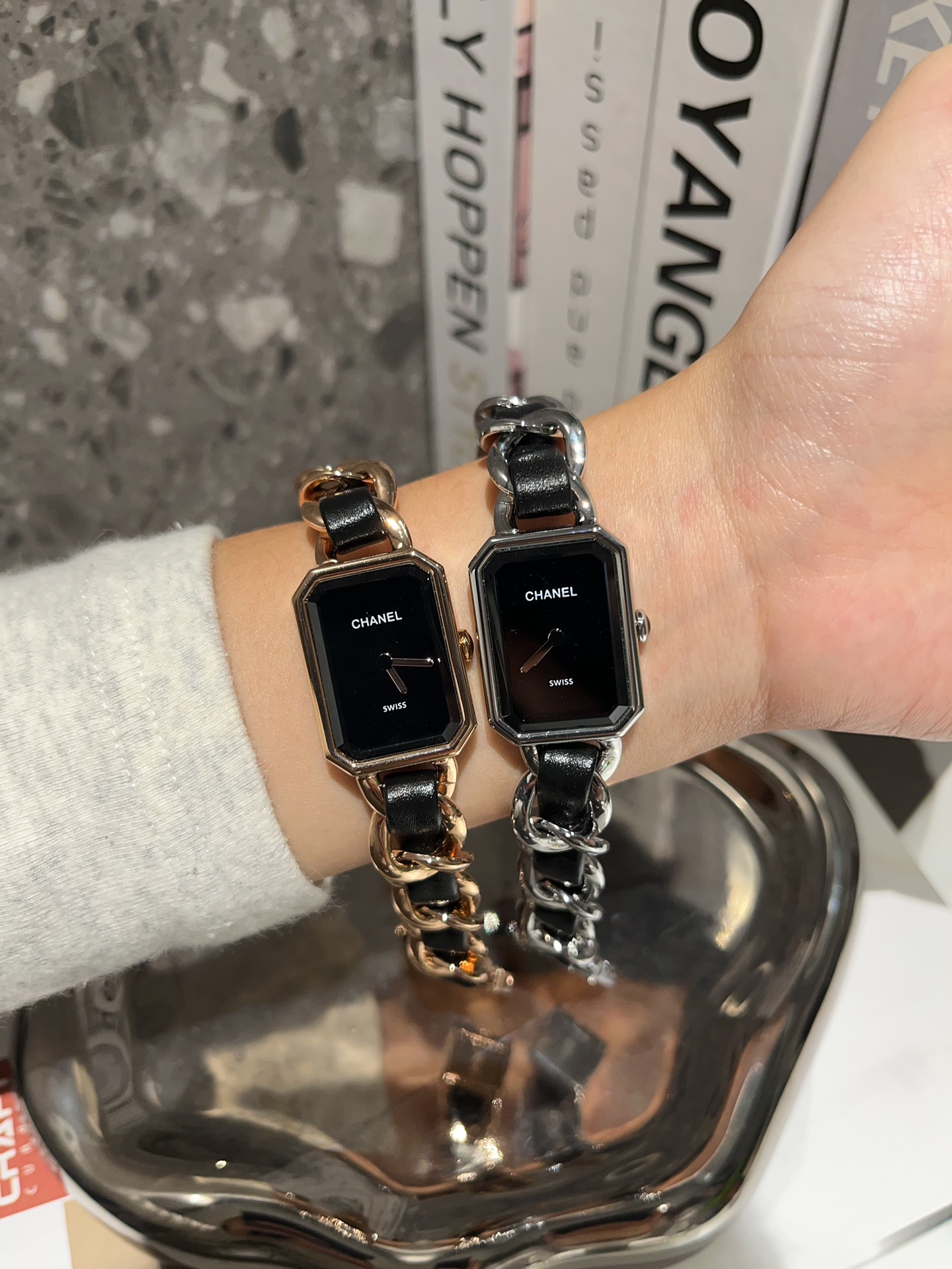 ?? 270
New Chanel Premiere, 28.1x 20mm, 7.65mm thick, stainless steel case plated with yellow K gold, black lacquered dial, crown set with cangular-shaped onyx, quartz movement, hour and minute display, stainless steel bracelet plated with yellow K gold i