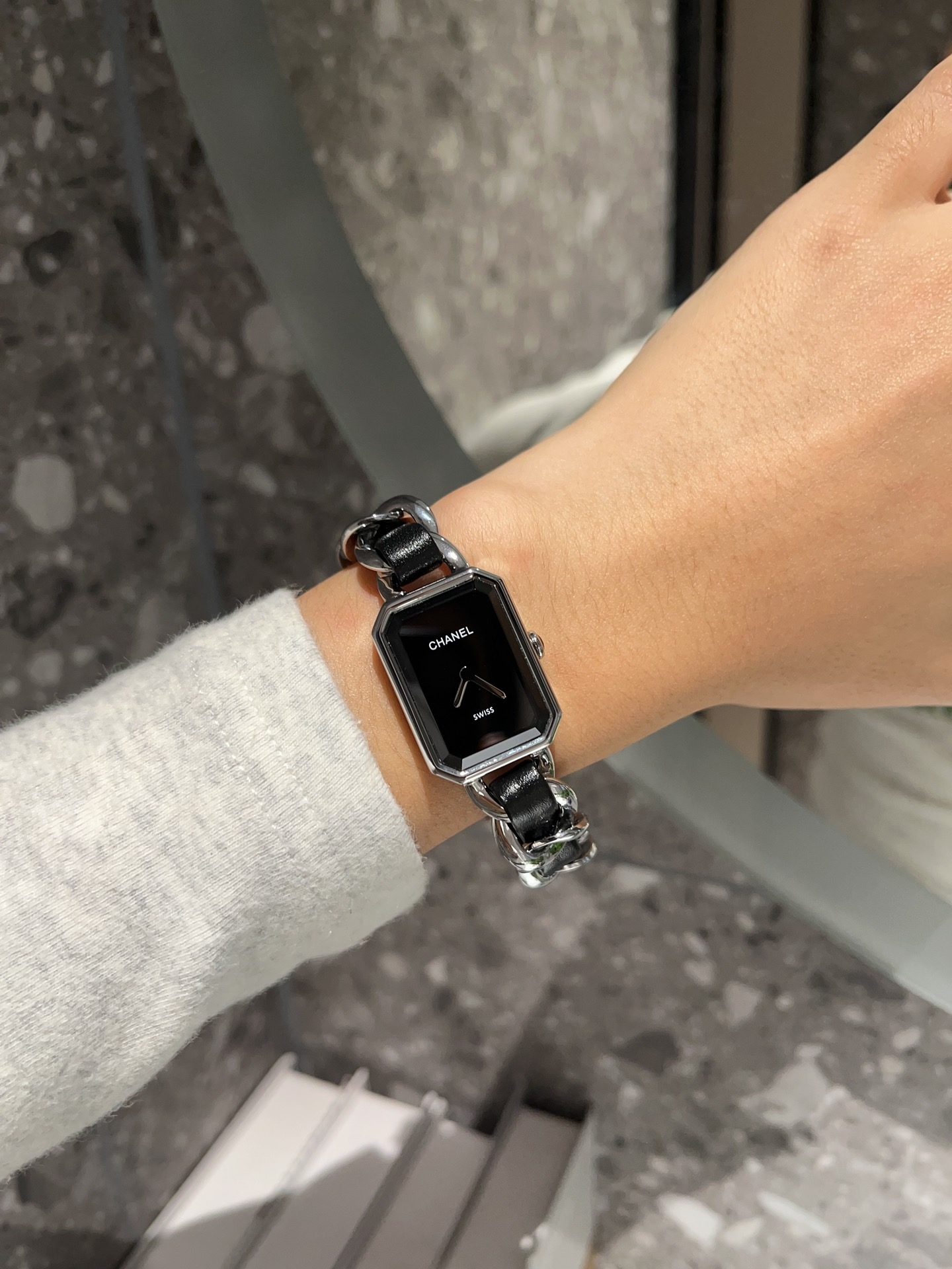 ?? 270
New Chanel Premiere, 28.1x 20mm, 7.65mm thick, stainless steel case plated with yellow K gold, black lacquered dial, crown set with cangular-shaped onyx, quartz movement, hour and minute display, stainless steel bracelet plated with yellow K gold i