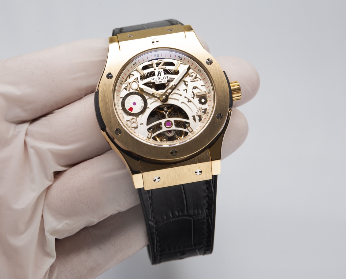 White 530. Kim ?20.
HUBLOT - Hublot Classic Fusion Tourbillon for men
Strap: Imported leather strap, steel strap (comfortable and durable)
Movement: Fully automatic mechanical movement (stable timekeeping)
Material: Mineral super-strong mirror finish (abr