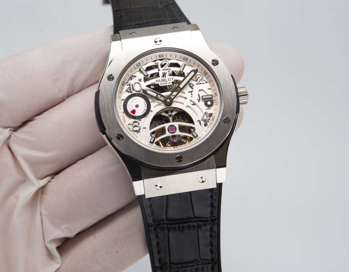 White 530. Kim ?20.
HUBLOT - Hublot Classic Fusion Tourbillon for men
Strap: Imported leather strap, steel strap (comfortable and durable)
Movement: Fully automatic mechanical movement (stable timekeeping)
Material: Mineral super-strong mirror finish (abr
