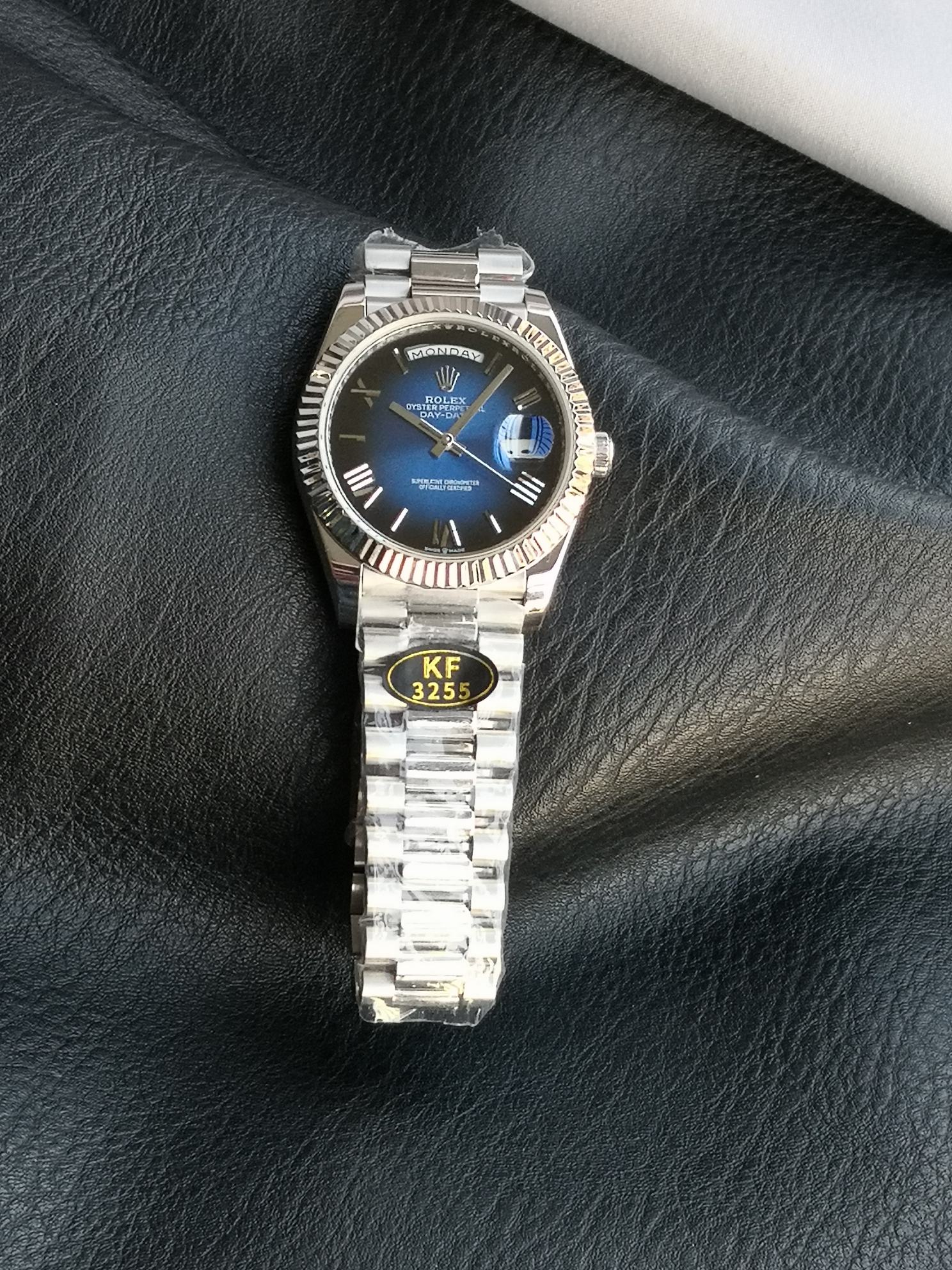 Real photo: All the amazement - comes from constant breakthroughs, another super replica in the history of cloning: the Day-Date 40 series - full weight (the official full watch weighs about 215 grams).

Pushing the limits of traditional craftsmanship: Th