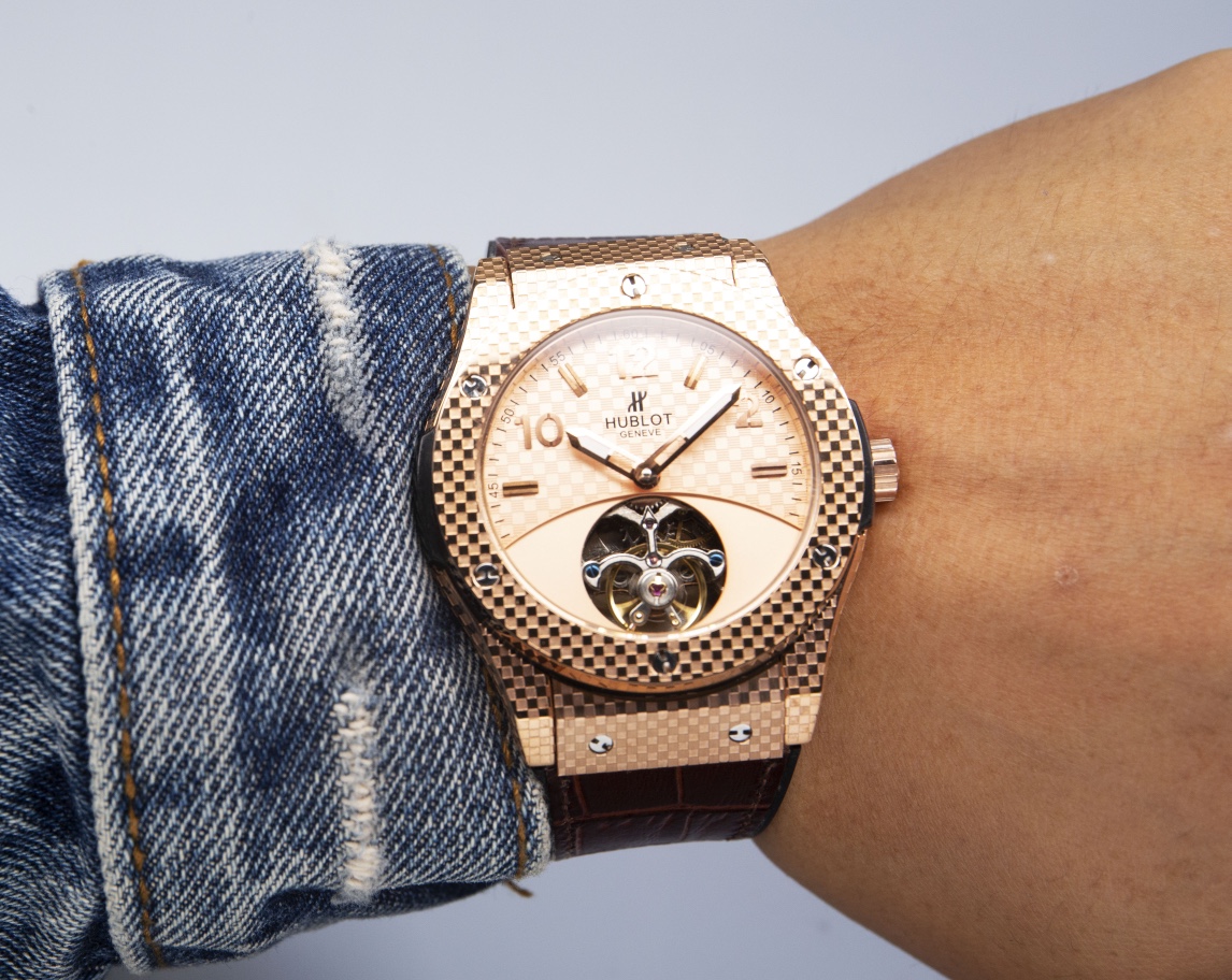 White 530. Kim ?20.
HUBLOT - Hublot Classic Fusion Tourbillon for men
Strap: Imported leather strap, steel strap (comfortable and durable)
Movement: Fully automatic mechanical movement (stable timekeeping)
Material: Mineral super-strong mirror finish (abr