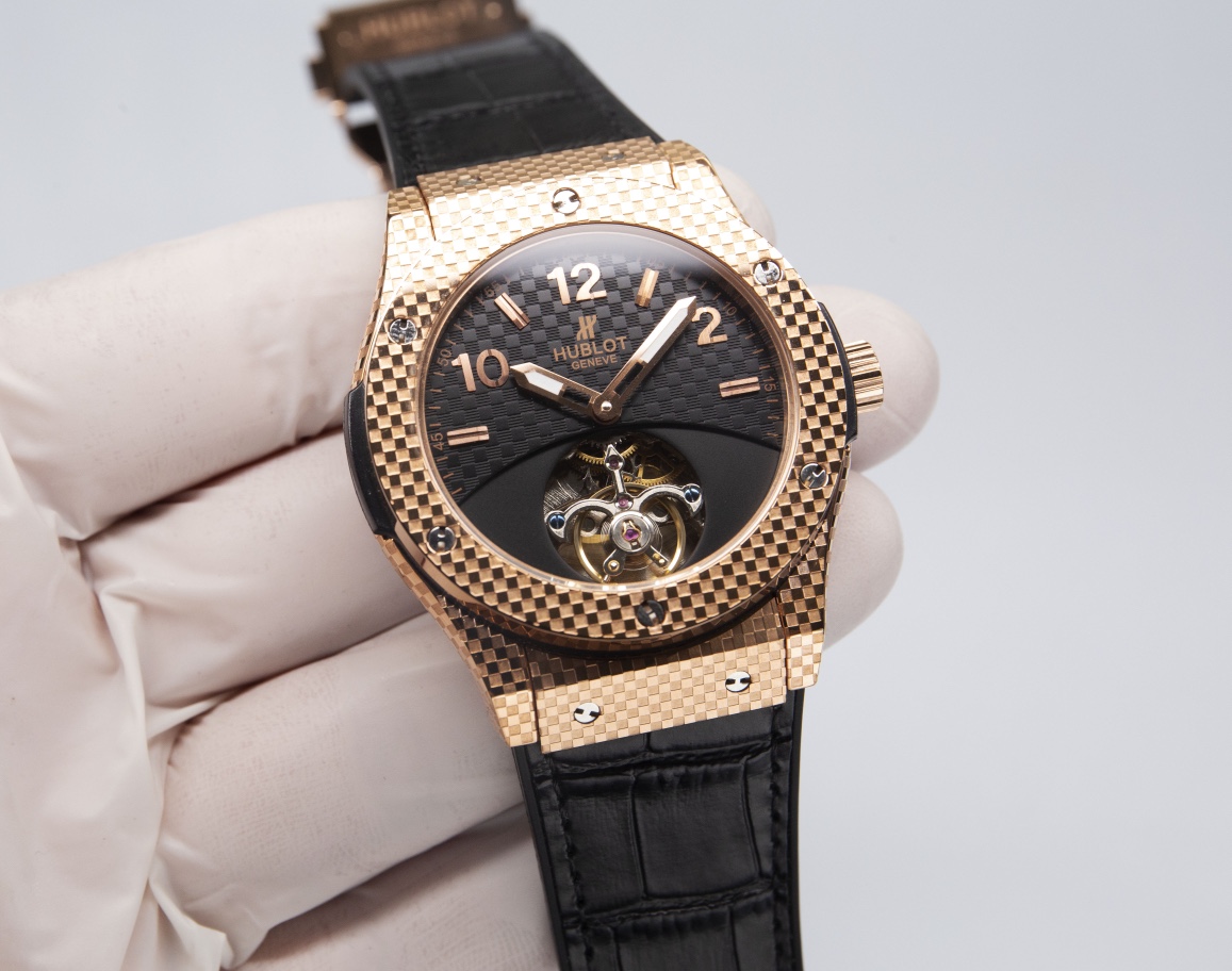 White 530. Kim ?20.
HUBLOT - Hublot Classic Fusion Tourbillon for men
Strap: Imported leather strap, steel strap (comfortable and durable)
Movement: Fully automatic mechanical movement (stable timekeeping)
Material: Mineral super-strong mirror finish (abr