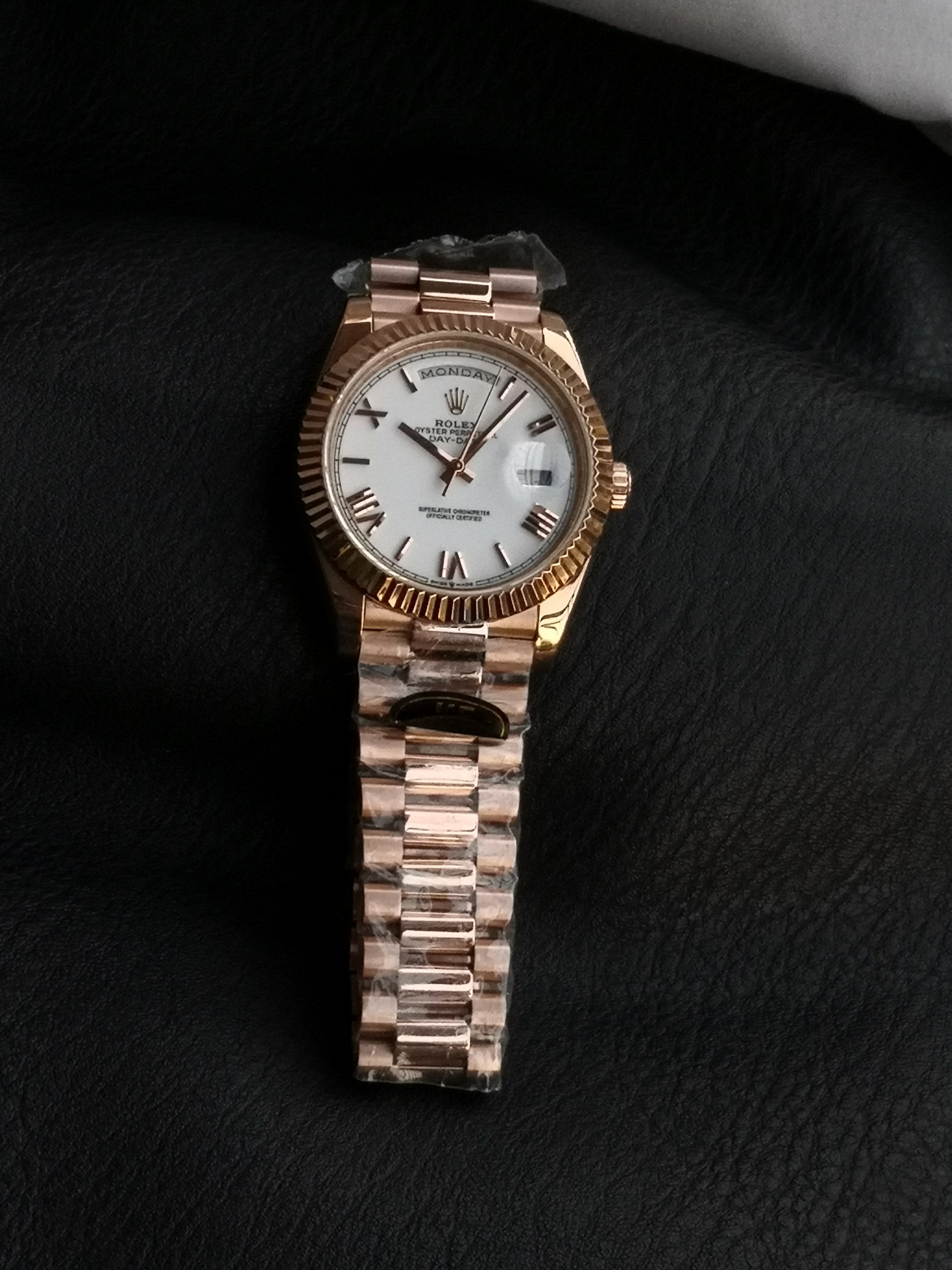 Real photo: All the amazement - comes from constant breakthroughs, another super replica in the history of cloning: the Day-Date 40 series - full weight (the official full watch weighs about 215 grams).

Pushing the limits of traditional craftsmanship: Th
