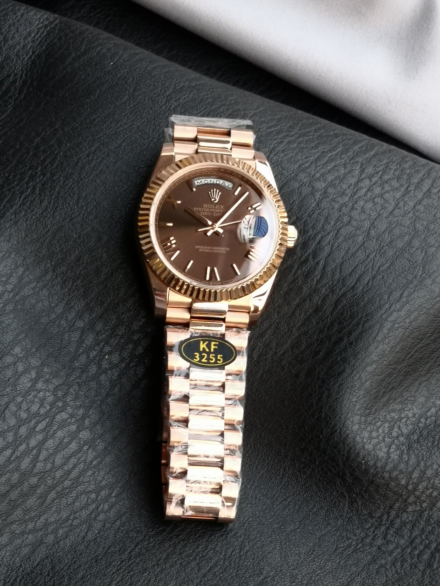 Real photo: All the amazement - comes from constant breakthroughs, another super replica in the history of cloning: the Day-Date 40 series - full weight (the official full watch weighs about 215 grams).

Pushing the limits of traditional craftsmanship: Th