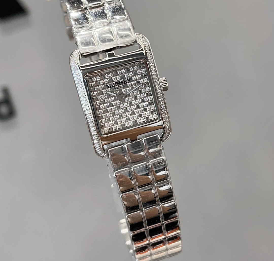 ?? White 550 Gold 600
Xiaohongshu popular Hermes this heure H steel watch has been waiting for a whole year. When I saw it, I fell in love with it at first sight. I never thought everything was fate. This time it really arrived. Workmanship matching: with