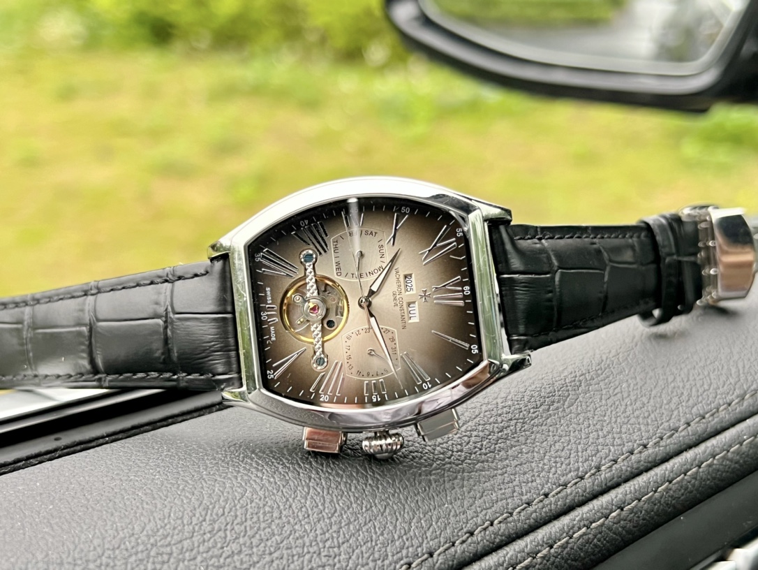 White 550- Gold 570. Jiang Stenton's fine men's watch, multi-functional design, noble and elegant, gentlemanly style, excellent quality, selling well in the city. It features a fully automatic mechanical movement, a top-quality 316 stainless steel case, a